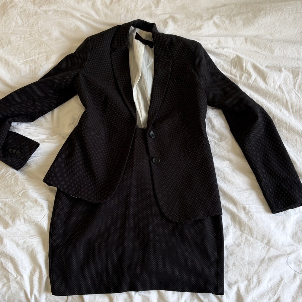 Banana Republic business suit Blazer , size 4 with size 2 pencil skirt